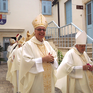 Auch Bischof Maximilian Aichern (im Bild rechts) kennt Dalmatiens Kirche und wohnte der Bischofsweihe bei