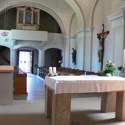 Volksaltar mit Blick auf das hintere Kirchenschiff