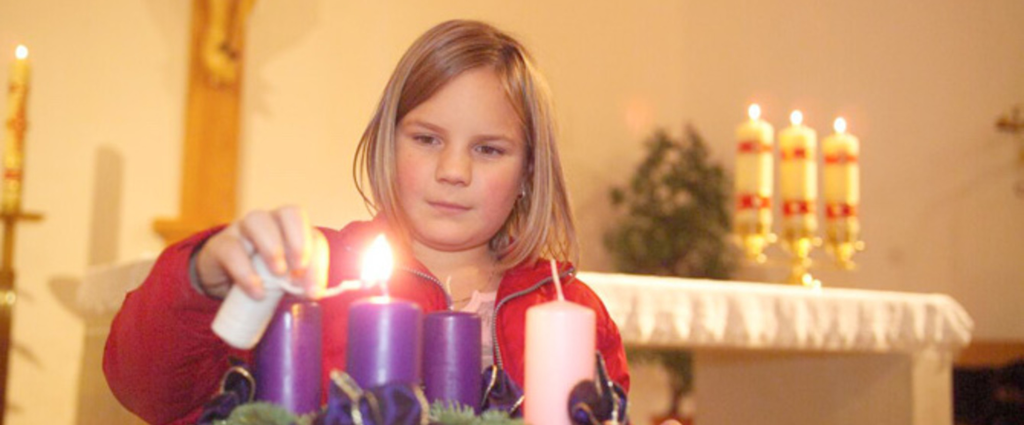 Kinder mit Adventkranz.       Wasenbruck, 20.11.2004          © Franz Josef Rupprecht; A-7123 Mönchhof; Bank: Raiffeisenbank Mönchhof (BLZ: 33054), Konto.-Nr.: 17.608