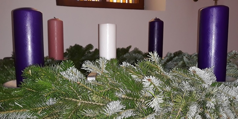 Adventkranz Röm. -kath. Pfarrkirche Neuhaus am Klausenbach / @ Josef Windisch