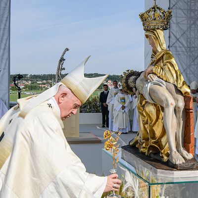 Papst Franziskus legt eine goldfarbene Rose vor eine Figur der Maria von den Sieben Schmerzen, vor der Basilika von den Sieben Schmerzen Mariens am 15. September 2021 in Sastin-Straze (Slowakei).