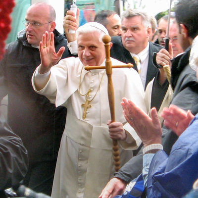 Papst Benedikt XVI. zieht mit dem Mariazeller Pilgerstab in die Basilika ein.