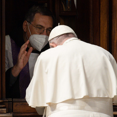 Papst Franziskus legt die Beichte ab während des Gottesdienstes, Bußfeier und dem anschließenden Akt der Marienweihe für die gesamte Menschheit, insbesondere für Russland und die Ukraine, am 25. März 2022 im Petersdom im Vatikan.