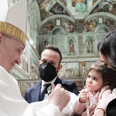 Papst Franziskus begrüßt Eltern mit ihrem Kind zum Fest der 'Taufe des Herrn' am 9. Januar 2022 in der Sixtinischen Kapelle im Vatikan.