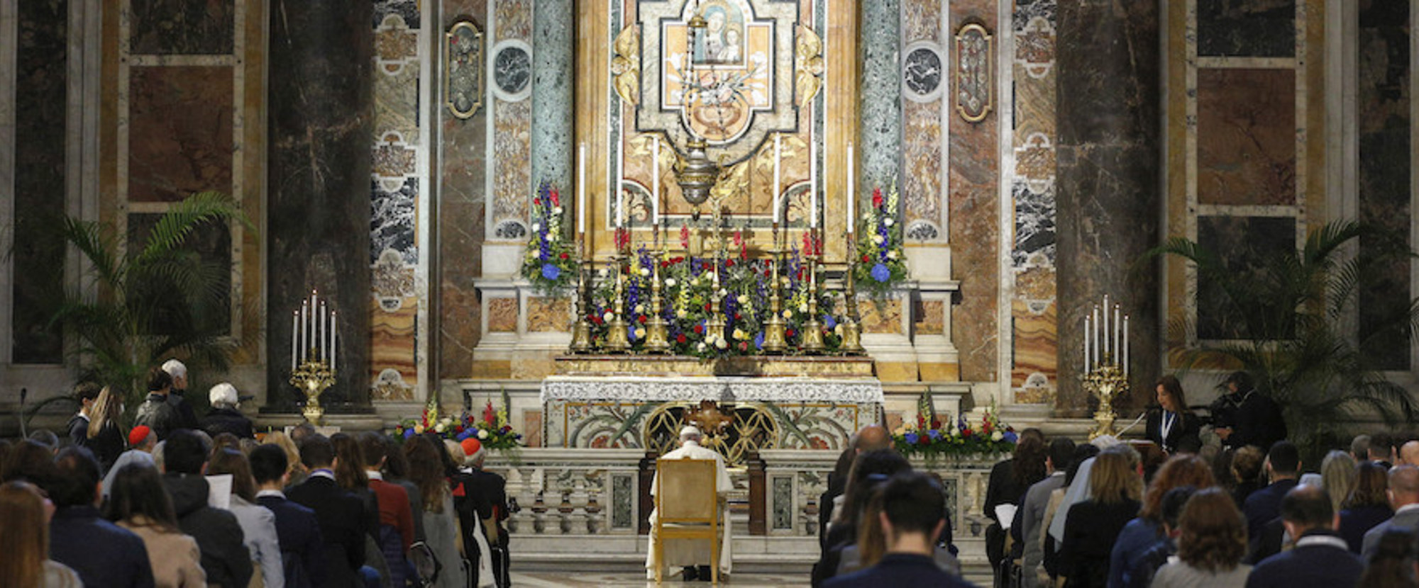 Papst Franziskus eröffnet einen Gebetsmarathon für ein Ende der Pandemie im Petersdom am 1. Mai 2021 im Vatikan.