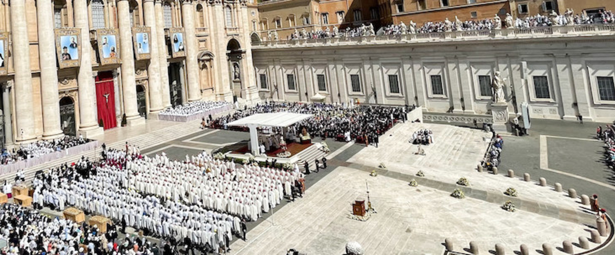 Blick auf den Petersdom mit den Bildnisse der Heiligen Titus Brandsma, Devasahayam Pillai, César de Bus, Luigi Maria Palazzolo, Giustino Maria Russolillo, Charles de Foucauld, Maria Rivier, Maria Franziska von Jesus Rubatto, Maria von Jesus Santocana