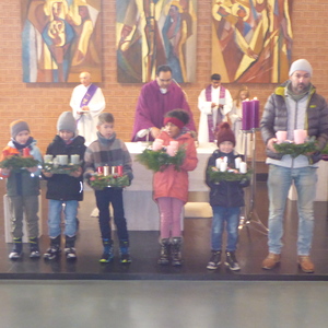 Kindergartenkinder mit Adventkränzen