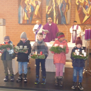 Kindergartenkinder mit Adventkränzen