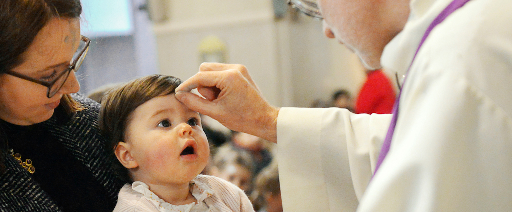 Ein Priester spendet einem kleinen Mädchen das Aschenkreuz bei einem Gottesdienst an Aschermittwoch am 1. März 2017 in der Kirche Saint-Ferdinand des Ternes in Paris.