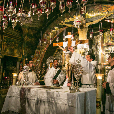 Die Jesus-Figur wird vom Kreuz abgenommen während der Grablegung Jesu am Abend des Karfreitags, 18. April 2014, in der Grabeskirche in Jerusalem. Am Karfreitagabend wird die seit Jahrhunderten von den Franziskaner gepflegte Tradition der Kreuzabnahme