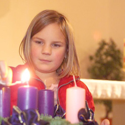 Kinder mit Adventkranz.       Wasenbruck, 20.11.2004          © Franz Josef Rupprecht; A-7123 Mönchhof; Bank: Raiffeisenbank Mönchhof (BLZ: 33054), Konto.-Nr.: 17.608