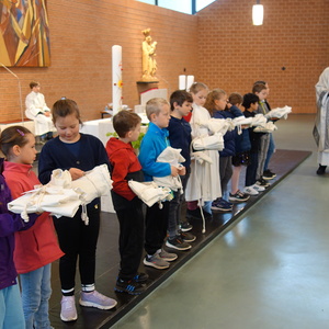 Erstkommunionkinder mit Kutten             