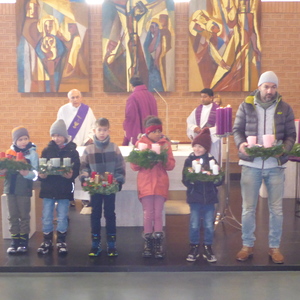 Kindergartenkinder mit Adventkränzen