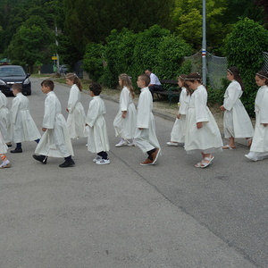 auf dem Weg in die Pfarrkirche                      