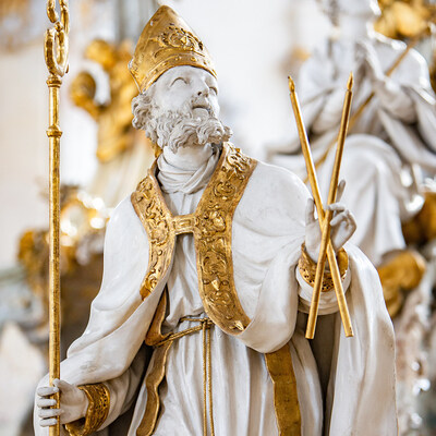 Figur des Heiligen Blasius, einer der 14 Nothelfer, auf dem Gnadenaltar in der Basilika Vierzehnheiligen am 25. Oktober 2021 in Bad Staffelstein.