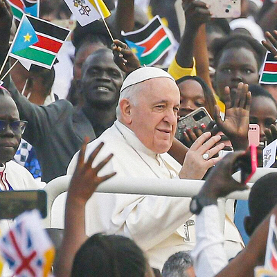 Papst Franziskus begrüßt winkende Menschen bei seiner Ankuft vor der Messe am 5. Februar 2023 am 'John-Garang-Mausoleum' in Juba (Südsudan).