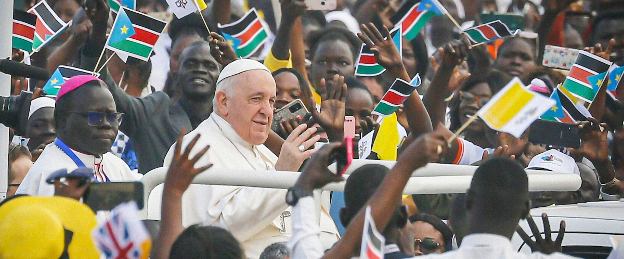 Papst Franziskus begrüßt winkende Menschen bei seiner Ankuft vor der Messe am 5. Februar 2023 am 'John-Garang-Mausoleum' in Juba (Südsudan).